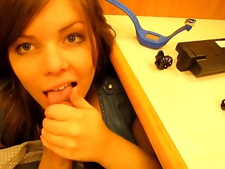 Умница умудрилась отсосать прямо под столом