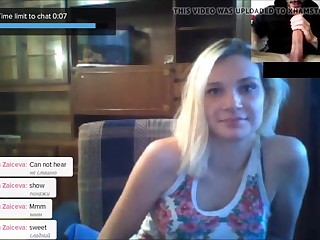 Русские девушки показывают сиськи зрителям по вебке