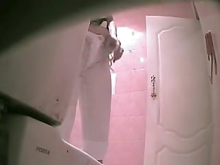 Скрытая камера снимает голые попки русских девушек в туалете
