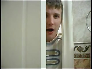 Молодой извращенец насмотревшись на голую мокрую матюрку в ванной, пошёл ей трахать
