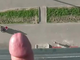Извращенец на балконе показывает всем желающим свой жилистый большой пенис